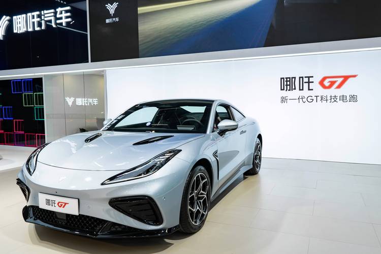 深圳112哪吒汽车在智能汽车领域的表现，领途汽车在新能源汽车市场中的影响力